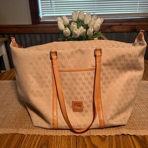 Dooney and Bourke Tote Bag! Excellent condition!